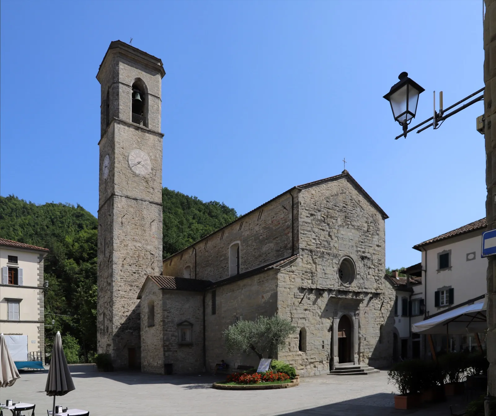 Fassade der Basilika Santa Maria Assunta im historischen Zentrum von Bagno di Romagna