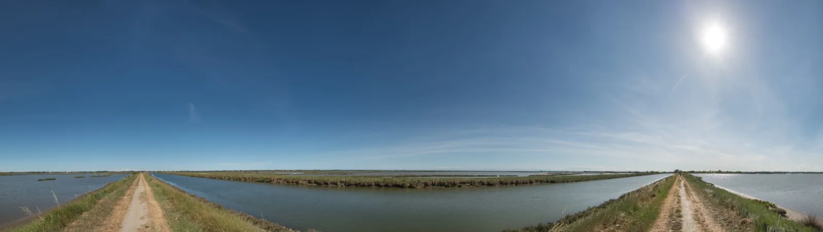 Der Logonovo-Kanal durchquert die flache Landschaft der Valli di Comacchio