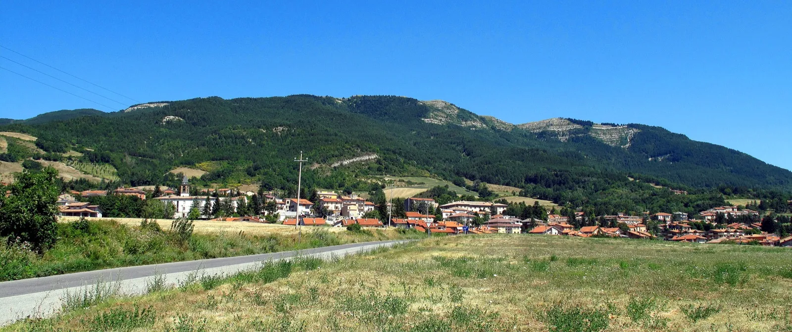 Panoramablick auf den Ort Carpegna am Fuß des gleichnamigen Bergs