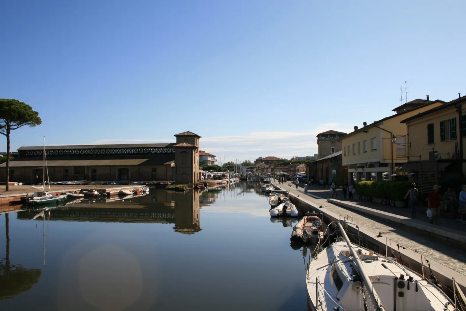 Façade en briques des entrepôts historiques du sel à Cervia