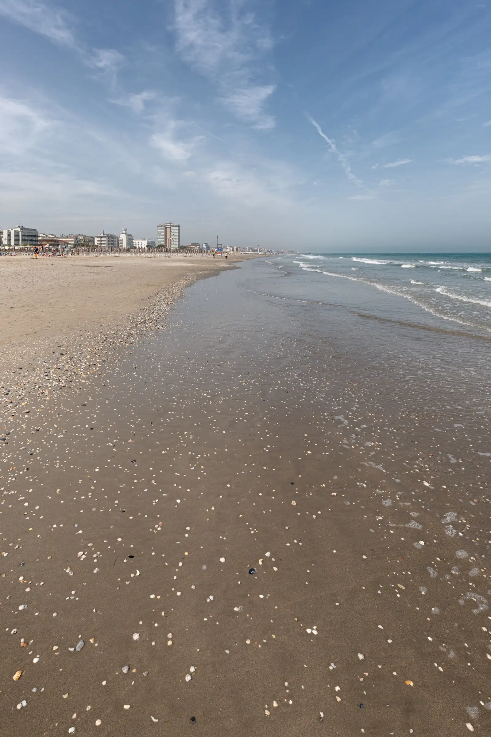 Strand von Cervia mit Sonnenschirmen, in der Nähe des Pinienwalds und der Therme