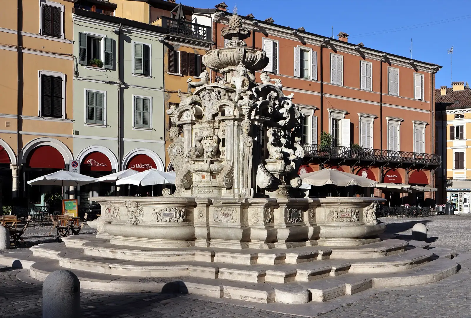 La fontana cinquecentesca al centro di Piazza del Popolo a Cesena