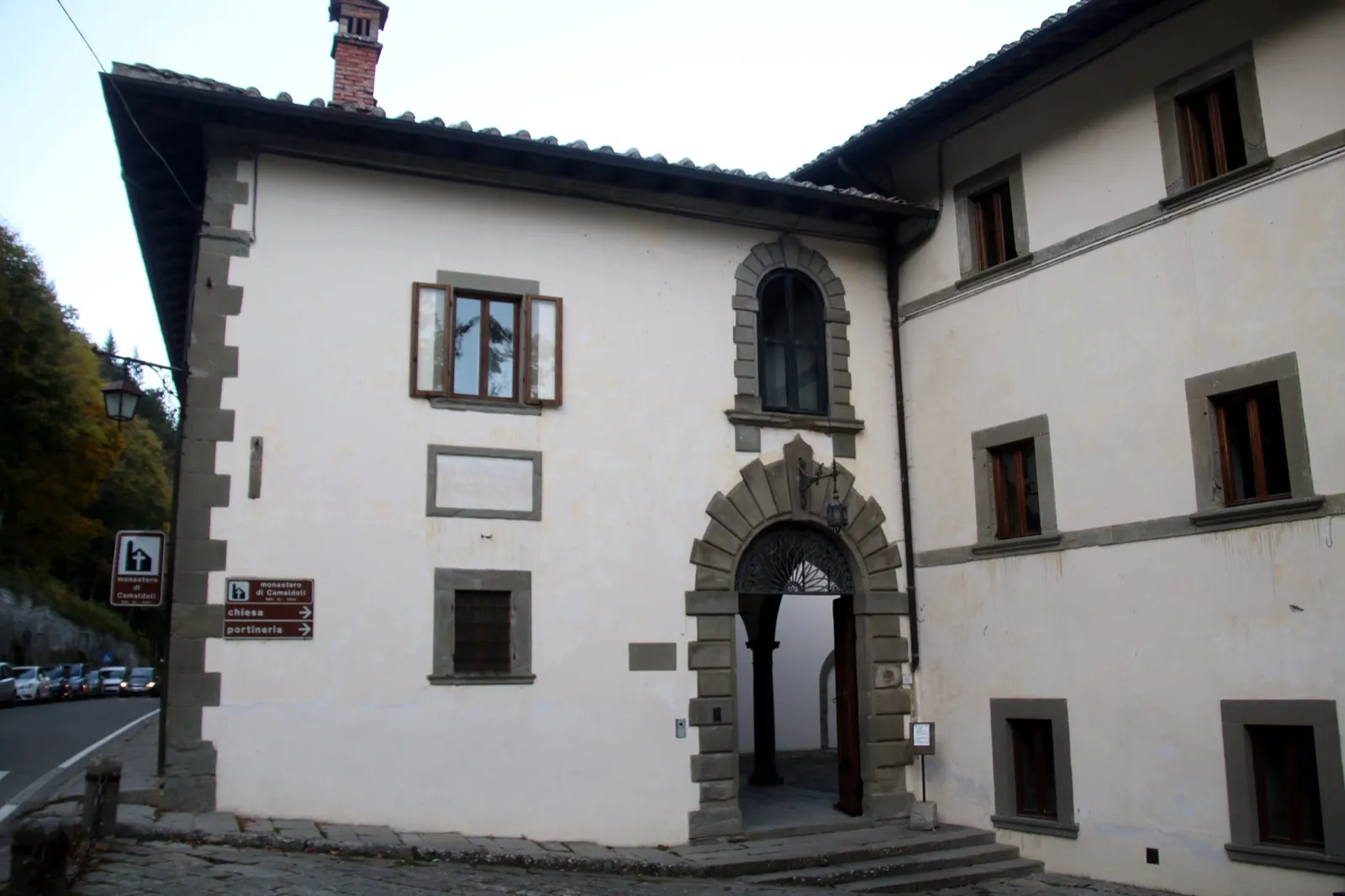 Portail en pierre menant à l’ermitage de Camaldoli