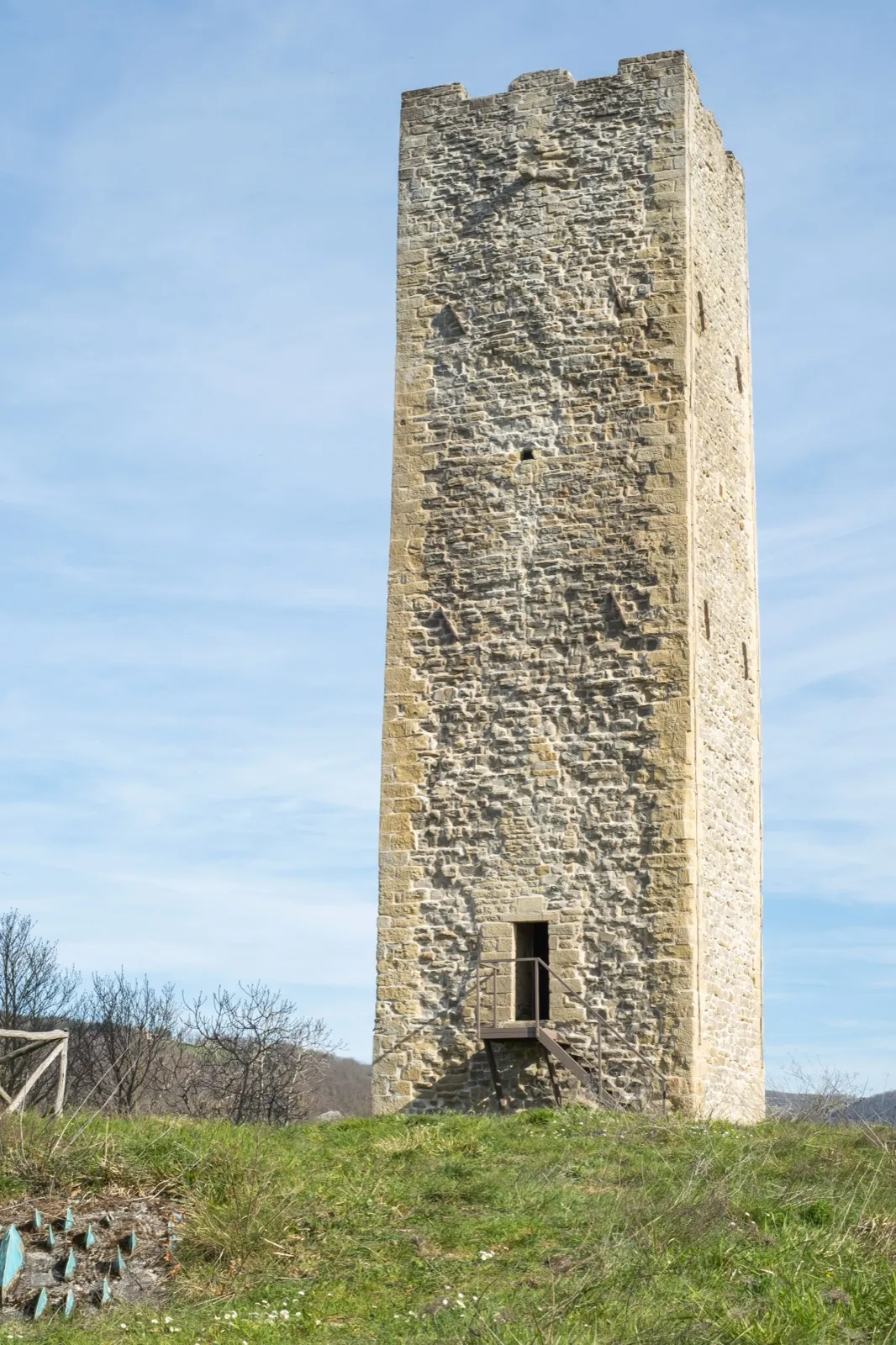 Steinturm des Castello di Bascio, von Grün umgeben, aus der Vogelperspektive
