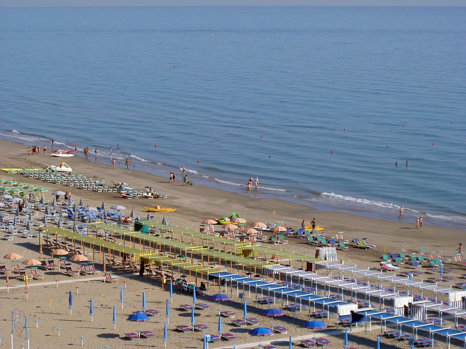 Sonnenschirme und Liegen am Strand von Riccione, in der Nähe der Thermen