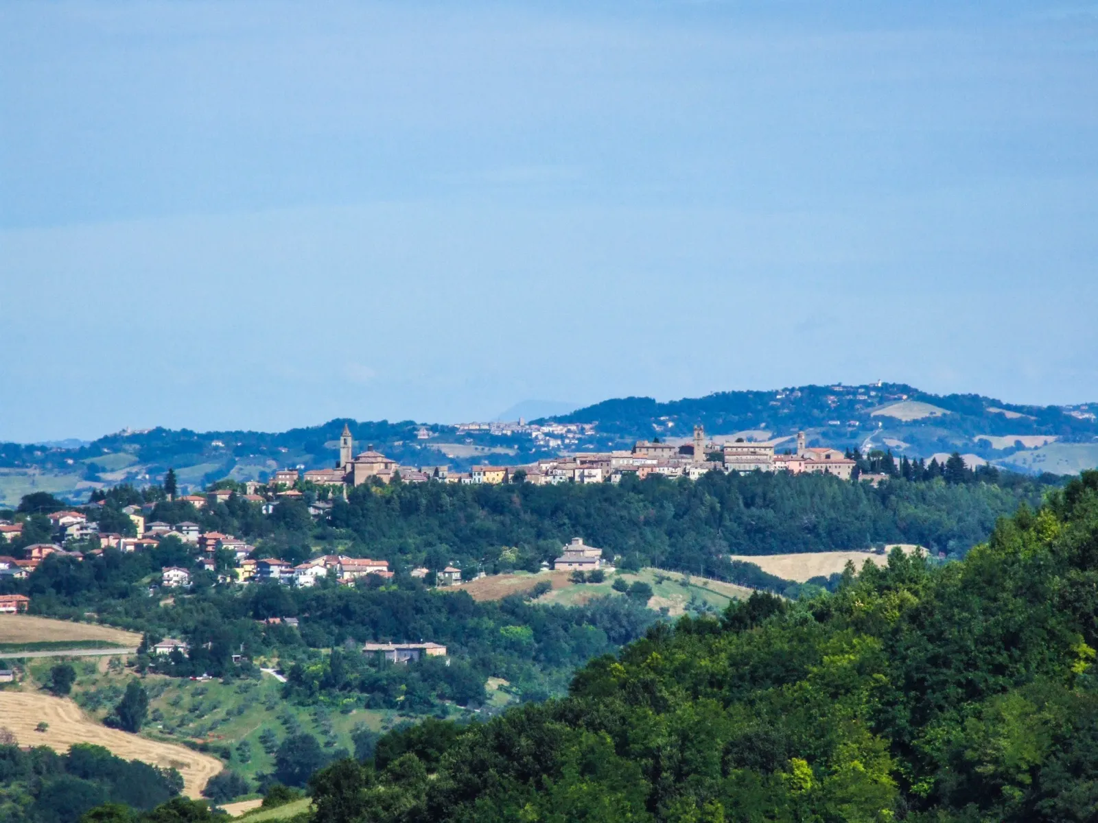 Il borgo di Saludecio arroccato sulla collina, visto da Montefiore Conca