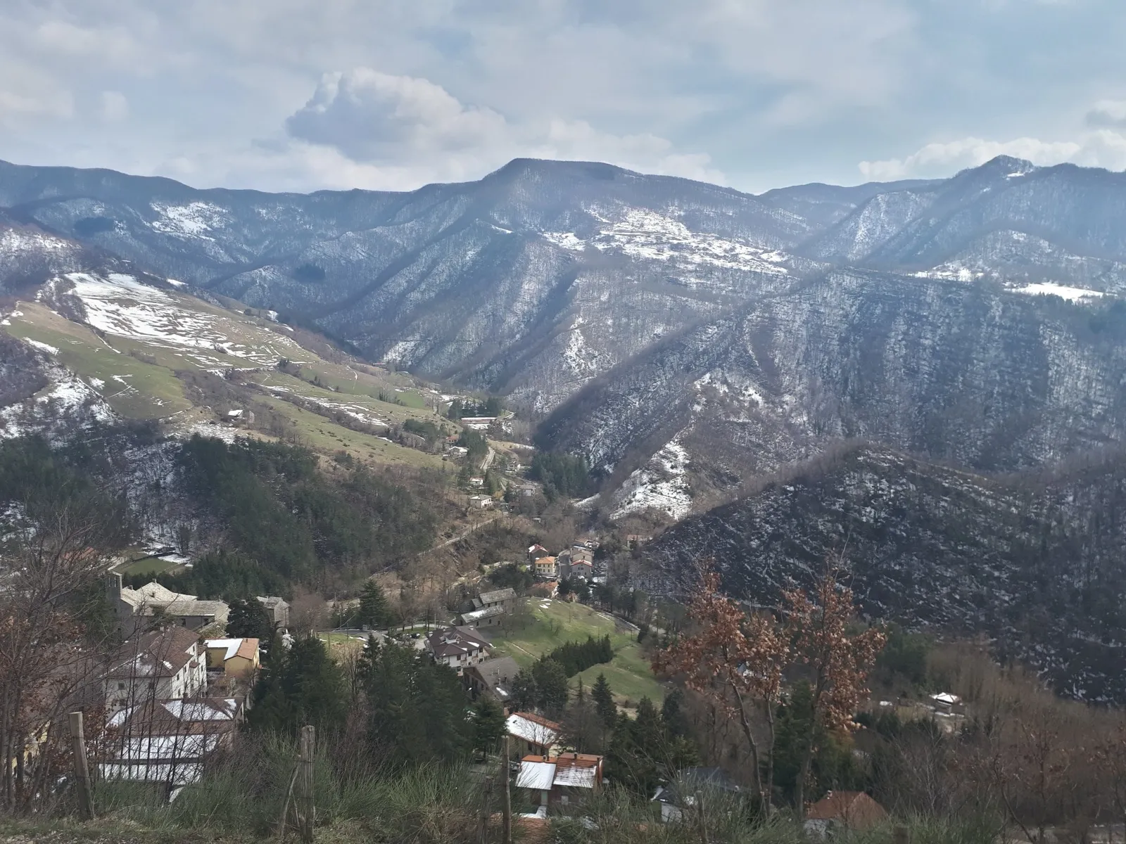 Vue panoramique du village de San Benedetto in Alpe entre les collines boisées