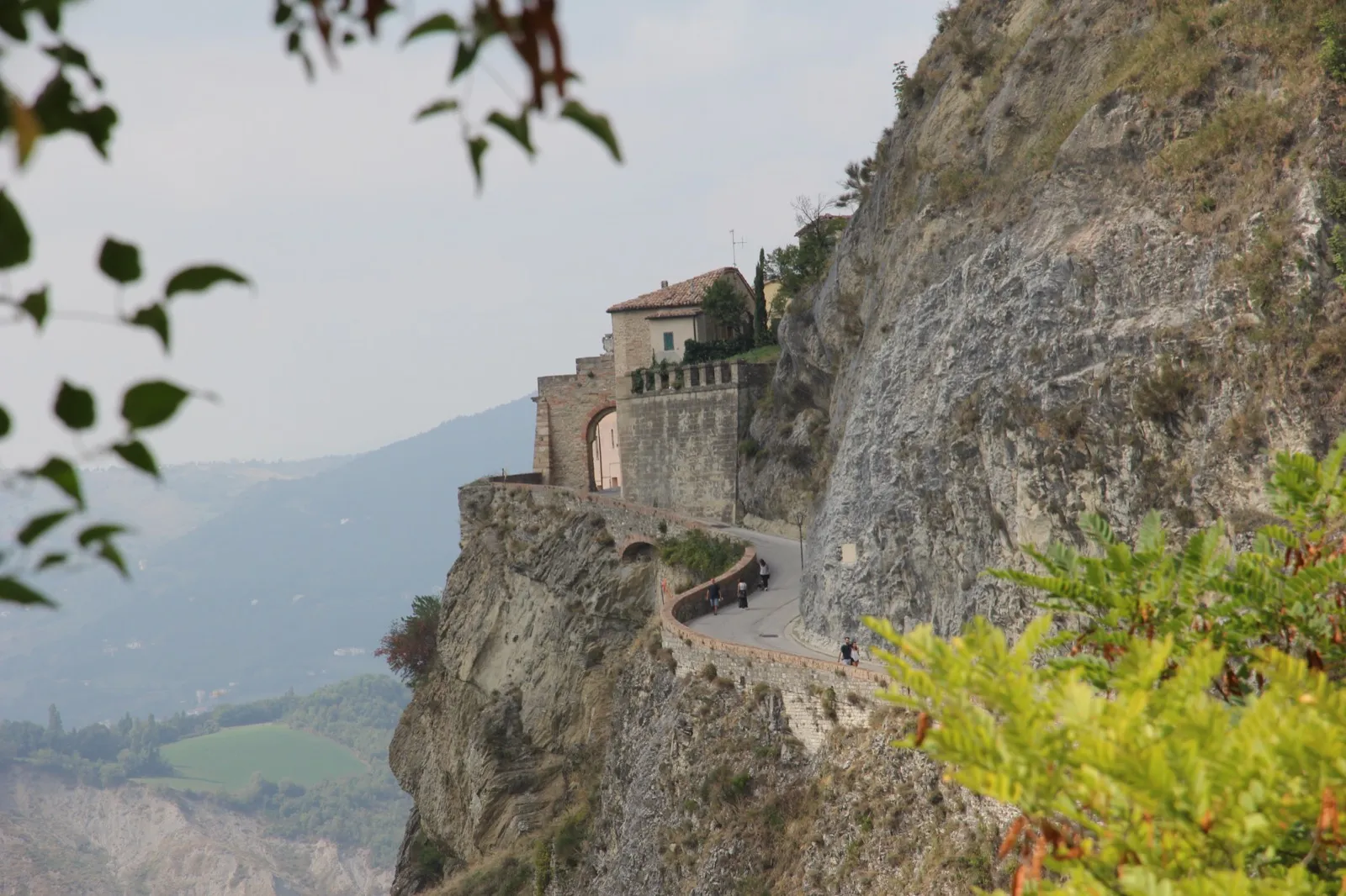 Das steinerne Stadttor Porta di Sopra zum befestigten Ort San Leo mit seinem Torbogen