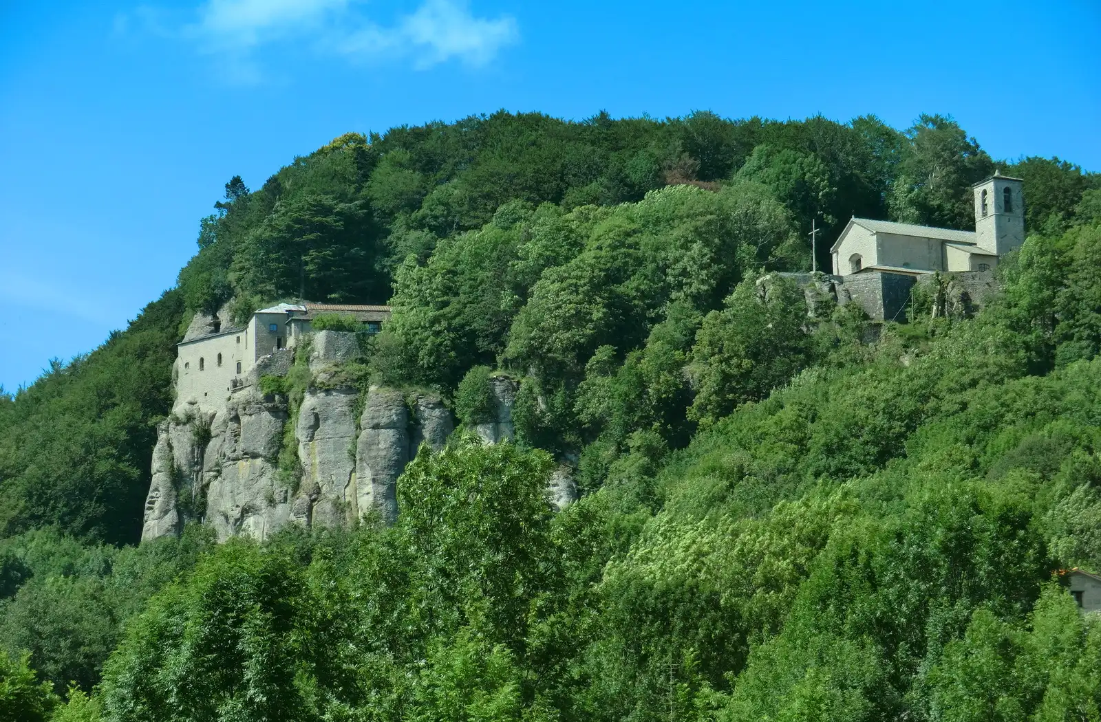 Bâtiments en pierre du sanctuaire de La Verna au milieu de la forêt