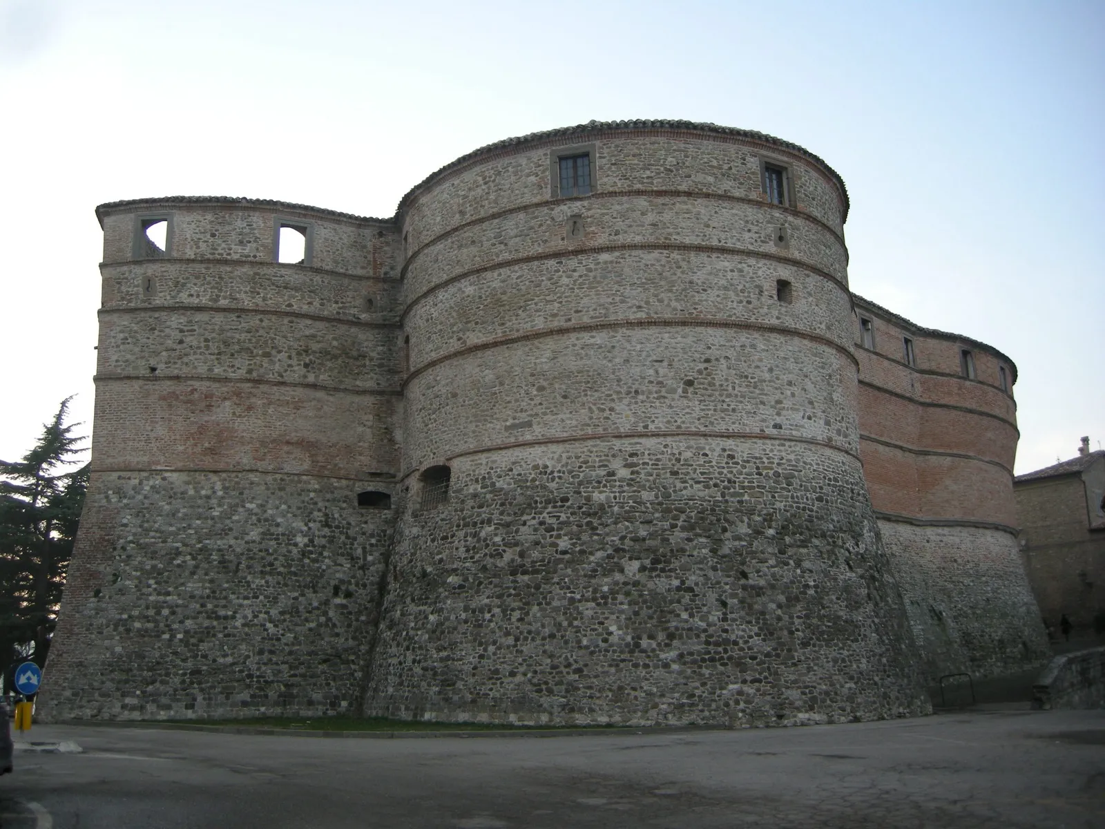Die Rocca Ubaldinesca von Sassocorvaro, eine elliptische Ziegelfestung