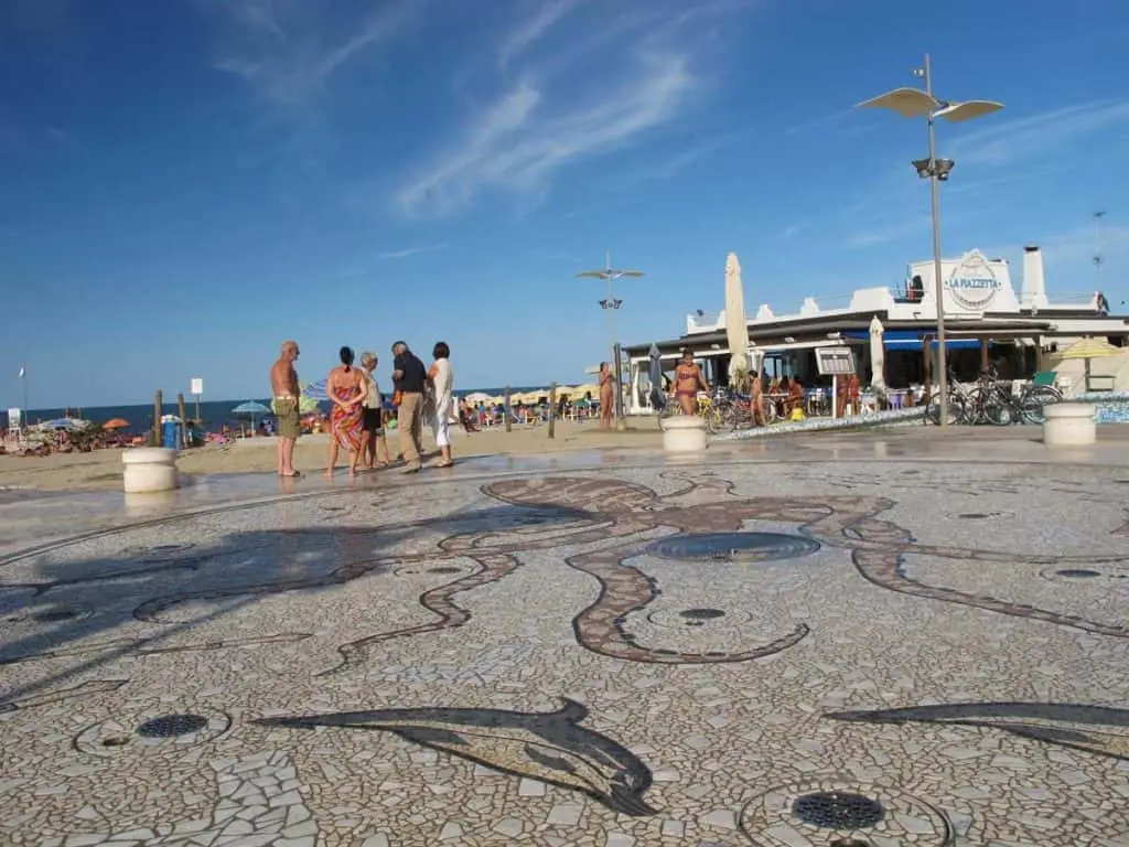 Pavimento del lungomare decorato con mosaico