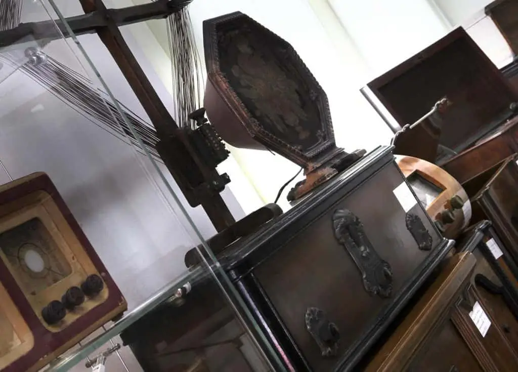 Radio d'epoca, particolare della decorazione