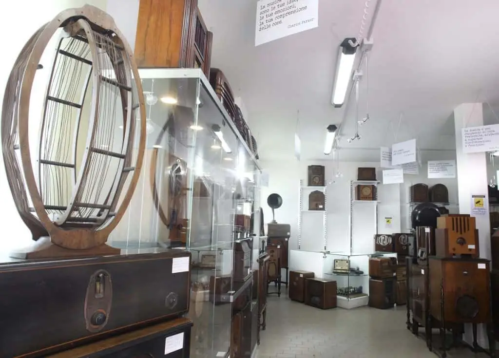 sala interna con radio e teche