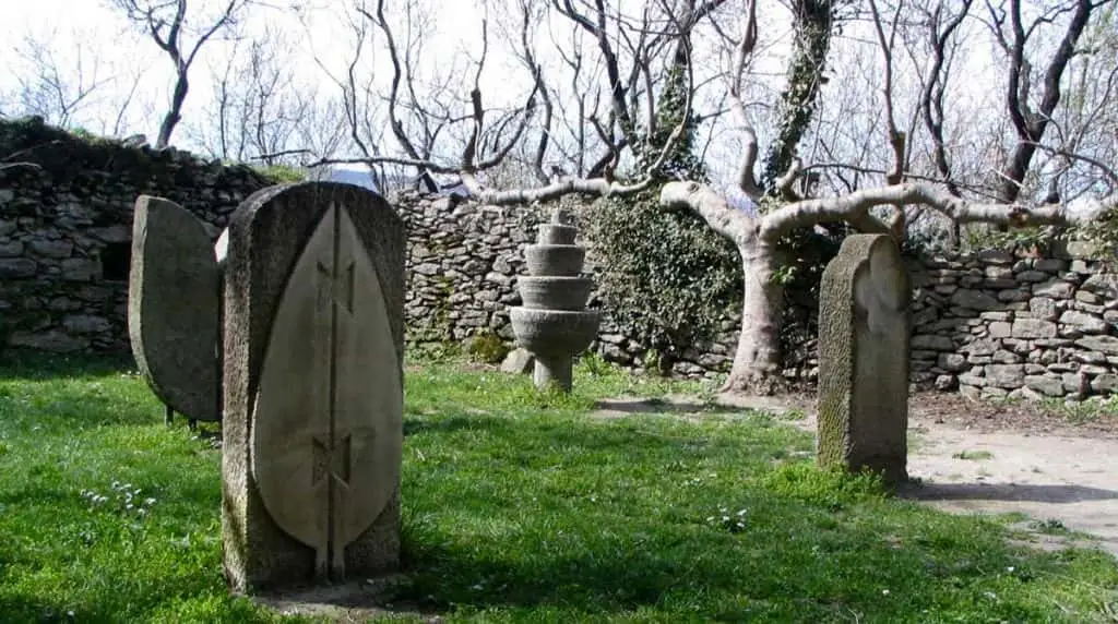 Foglie scolpite nella pietra