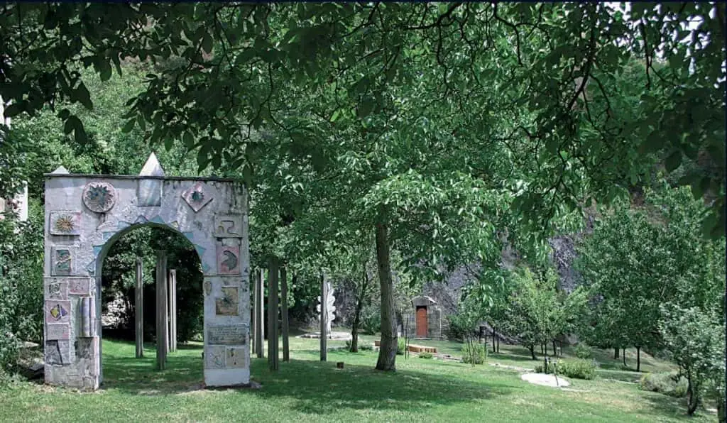 Porta decorata in messo agli alberi