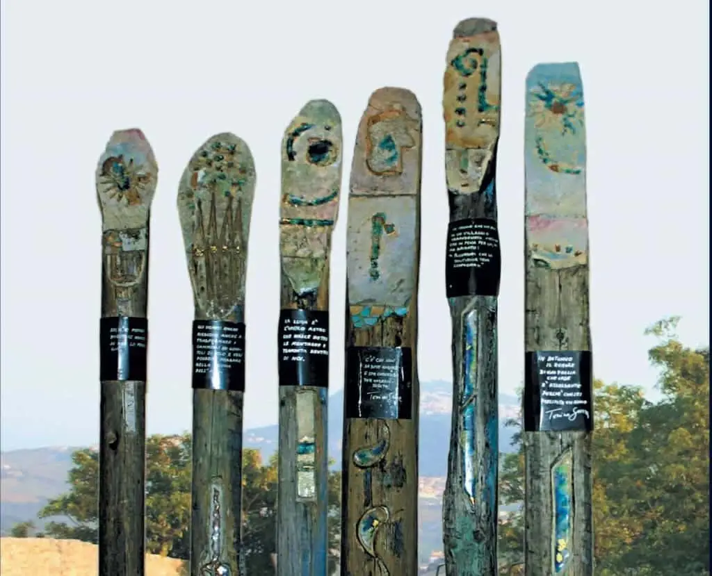 Insieme di totem decorati
