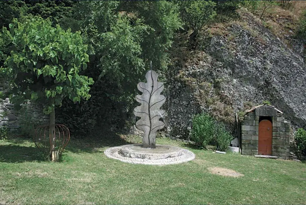 Installazione di albero sul prato