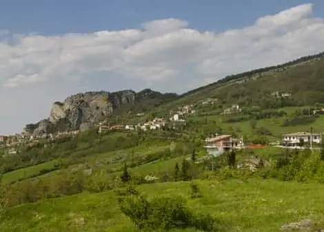 Vista sul masso e alcune case