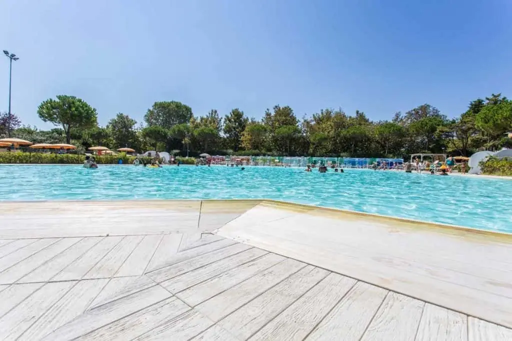 grande piscina all'aperto