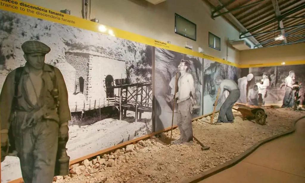 Allestimento con sagome di minatori e foto storiche