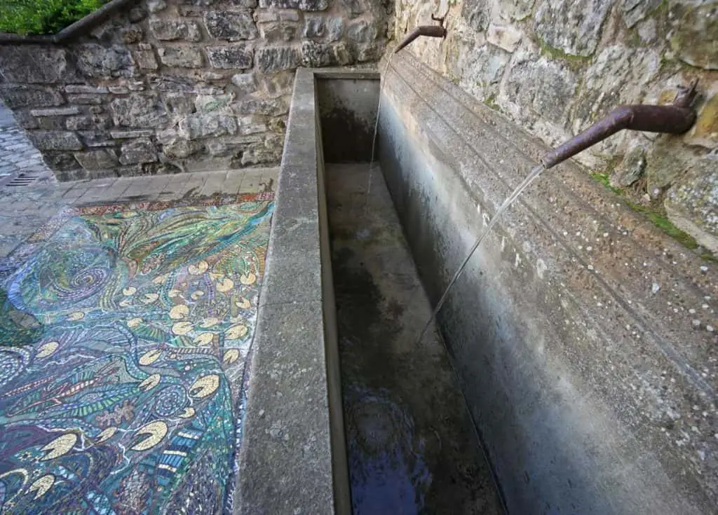 Abbeveratoio di pietra con pavimento decorato in stile orientale