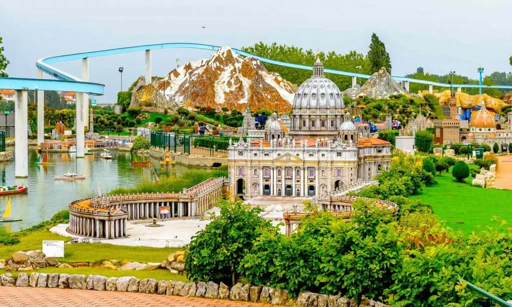 piazza san pietro monte bianco sullo sfondo