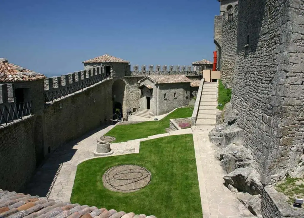prato e strada panoramica intorno alla prima torre