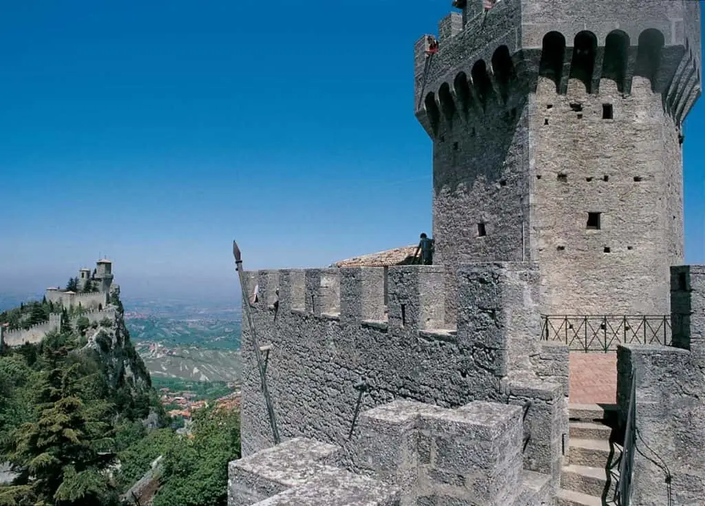 seconda torre in primo piano, con vista sul promontorio